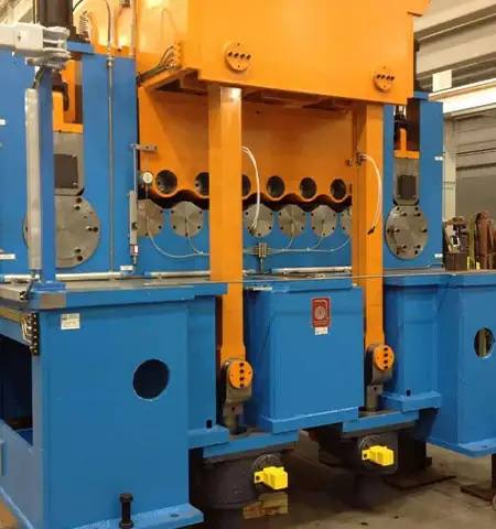 Industrial metal straightener machine with multiple rollers for material processing